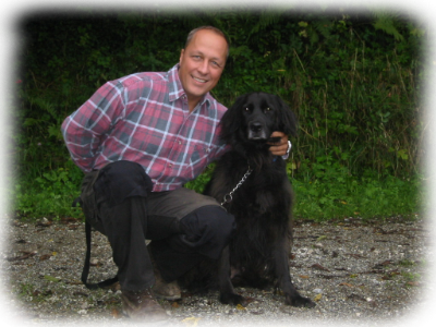 Klaus bei Waldspaziergang mit Mischlingsrüden